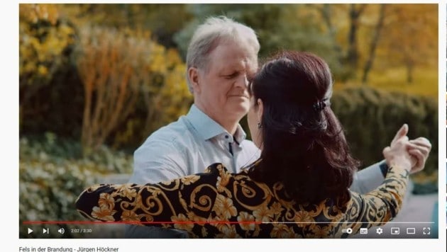 Seinen ersten Song „Fels in der Bandung“ widmete Ex-Bürgermeister Jürgen Höckner seiner Ehefrau. (Bild: YouTube)