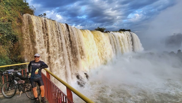 Edwin Schmidt bei den Iguazú-Wasserfällen (Bild: Edwin Schmidt)
