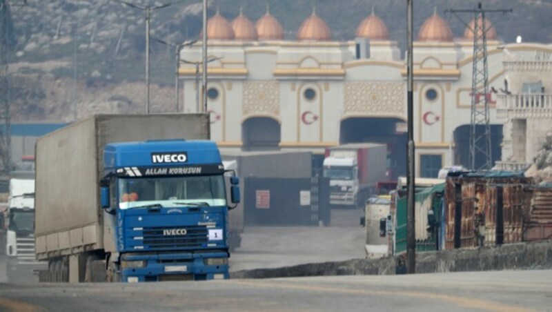 Ein Lkw mit Hilfsgütern überquert die türkisch-syrische Grenze bei Bab al-Hawa. (Bild: APA/AFP/OMAR HAJ KADOUR)