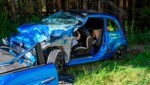 El auto del joven de 21 años quedó completamente demolido.  (Imagen: zeitungsfoto.at)