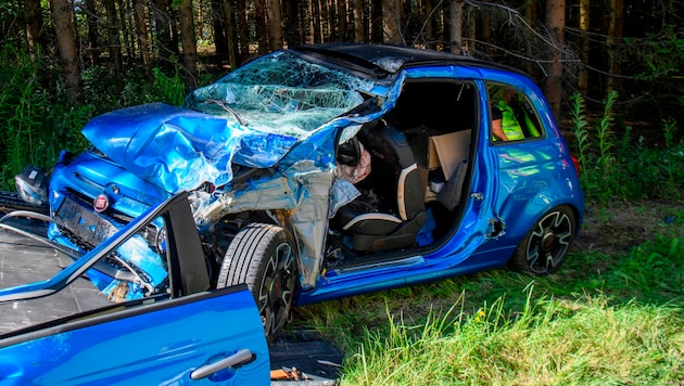 Das Auto der 21-Jährigen wurde komplett demoliert. (Bild: zeitungsfoto.at)