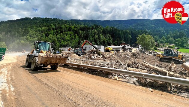 Die Äußere Einöde ist ein Zentrum der Aufräumungsarbeiten. Die B 98, auf der dieser Bagger unterwegs ist, bleibt länger gesperrt - zumindest in der Klamm. (Bild: picturedesk.com/APA/BI SANDRO TURK)