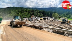 Die Äußere Einöde ist ein Zentrum der Aufräumungsarbeiten. Die B 98, auf der dieser Bagger unterwegs ist, bleibt länger gesperrt - zumindest in der Klamm. (Bild: picturedesk.com/APA/BI SANDRO TURK)