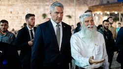 Bundeskanzler Karl Nehammer besuchte nach seiner Landung am Montag die Altstadt von Jerusalem. Am Dienstag stehen politische Treffen auf dem Programm. (Bild: APA/BKA/FLORIAN SCHRÖTTER)
