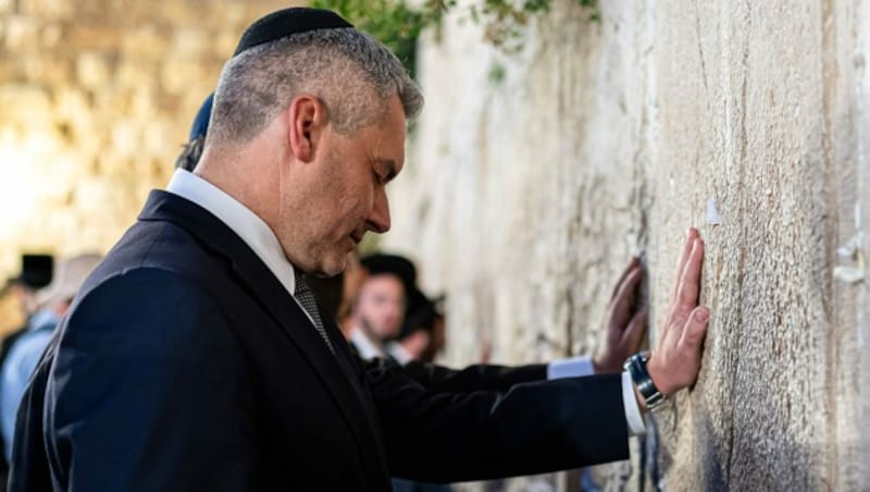 Bundeskanzler Karl Nehammer an der Klagemauer in Jerusalem (Bild: APA/BKA/FLORIAN SCHRÖTTER)