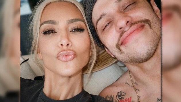 Kim Kardashian teilte süße Turtel-Fotos mit Pete Davidson und enthüllte dabei ein Liebestattoo, das der Comedian unter der Haut trägt. (Bild: instagram.com/kimkardashian)