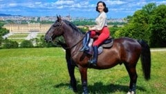 Dita Von Teese hoch zu Ross in Schönbrunn (Bild: Starpix/ Alexander TUMA)