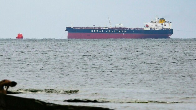 Ein griechischer Öltanker ankert vor dem Terminal des Caspian Pipeline Consortium nahe der russischen Hafenstadt Noworossijsk. (Bild: Associated Press)
