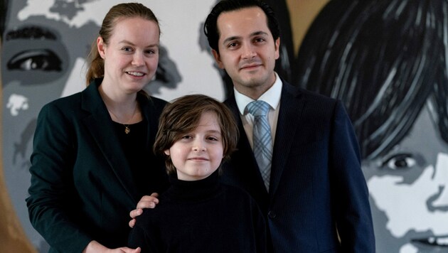 Wunderkind Laurent (IQ 145) mit seinen Eltern Lydia und Alexander Simons (Bild: APA/AFP/Kenzo TRIBOUILLARD)