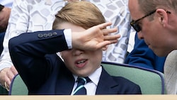 Prinz George kam in seinem Anzug samt Hemd und Krawatte in Wimbledon ganz schön ins Schwitzen. (Bild: www.viennareport.at)