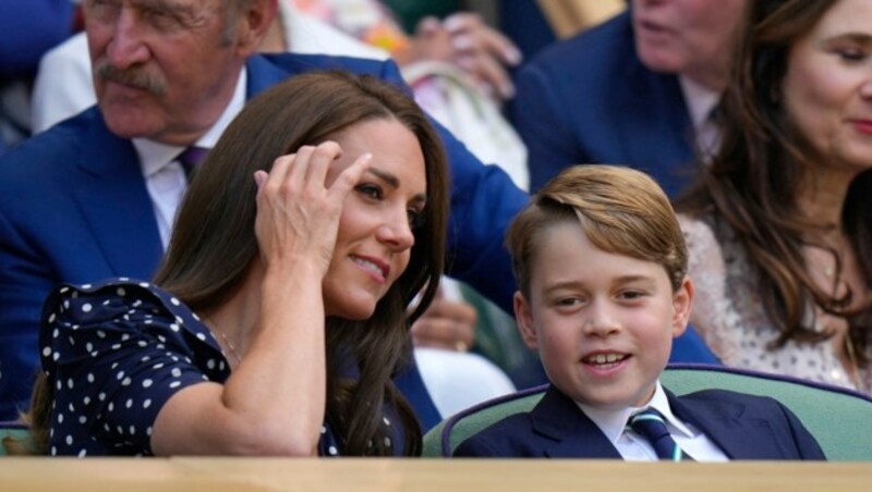 Trotz der Hitze hatte Prinz George bei seinem Wimbledon-Debüt richtig viel Spaß. (Bild: AP)