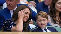 Trotz der Hitze hatte Prinz George bei seinem Wimbledon-Debüt richtig viel Spaß. (Bild: AP)