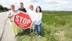 Mücke (re.) und Mitstreiter wollen das Bauprojekt stoppen. (Bild: Judt Reinhard)