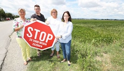 Mücke (re.) und Mitstreiter wollen das Bauprojekt stoppen. (Bild: Judt Reinhard)