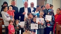 Erzbischof Franz Lackner (Mitte) mit Kindern aus dem Kriegsgebiet. (Bild: Erzdiözese Salzburg)