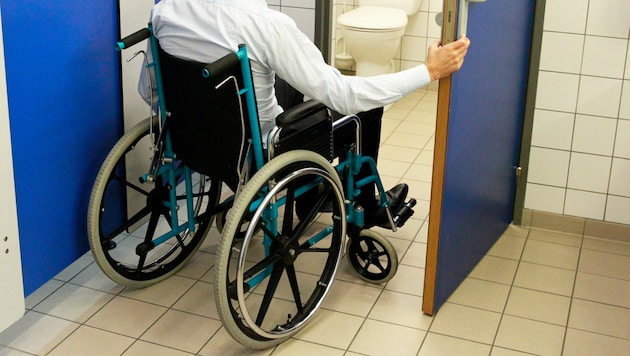 Mit erst 25 Jahren landete ein Arbeiter nach einem Unfall im Rollstuhl. Das Leben ist für ihn seitdem herausfordernd. Das Gericht muss nun entscheiden, wer das Geld aus der Unfallversicherung bekommt - das Unfallopfer oder sein Chef? (Bild: Agence DER - stock.adobe.com)