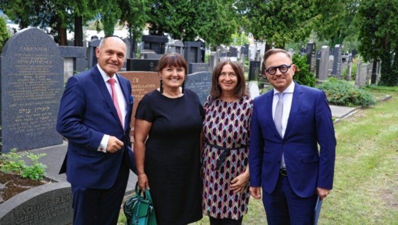 Nationalratspräsident Wolfgang Sobotka, Landestagpräsidentin Manuela Khom (beide ÖVP), Bürgermeisterin Elke Kahr (KPÖ) und Elie Rosen, Präsident der jüdischen Gemeinde in Graz (Bild: Christian Jauschowetz)