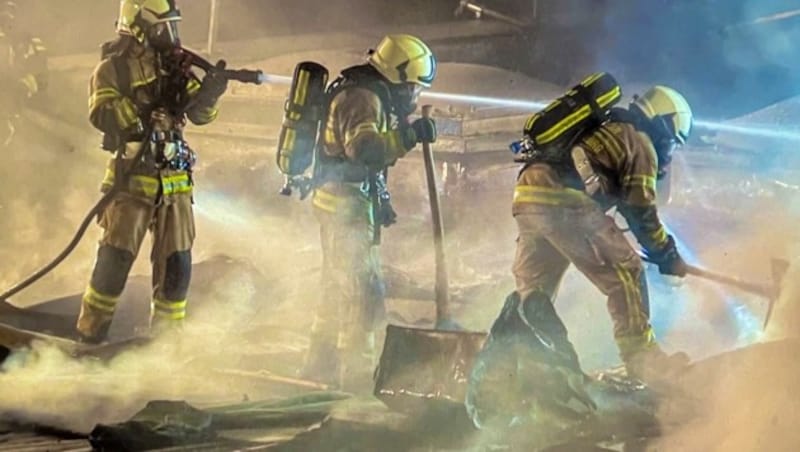 Die Feuerwehrleute waren bis tief in die Nacht beschäftigt. (Bild: Tschepp Markus)