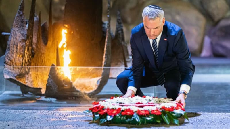 Kranzniederlegung in der Holocaust-Gedenkstätte Yad Vashem (Bild: BKA/Schrötter)