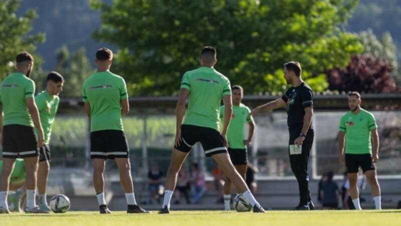 Akif Güclü im Kreis der Spieler, die er nicht kannte. (Bild: Liebl Daniel)