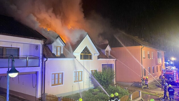 Das Wohnhaus und die Scheune wurden durch die Flammen stark beschädigt. (Bild: APA/FF GARS)
