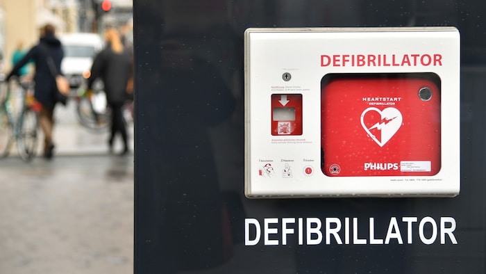 Achten Sie auf dieses Zeichen, wo ein Defibrillator zu finden ist.
