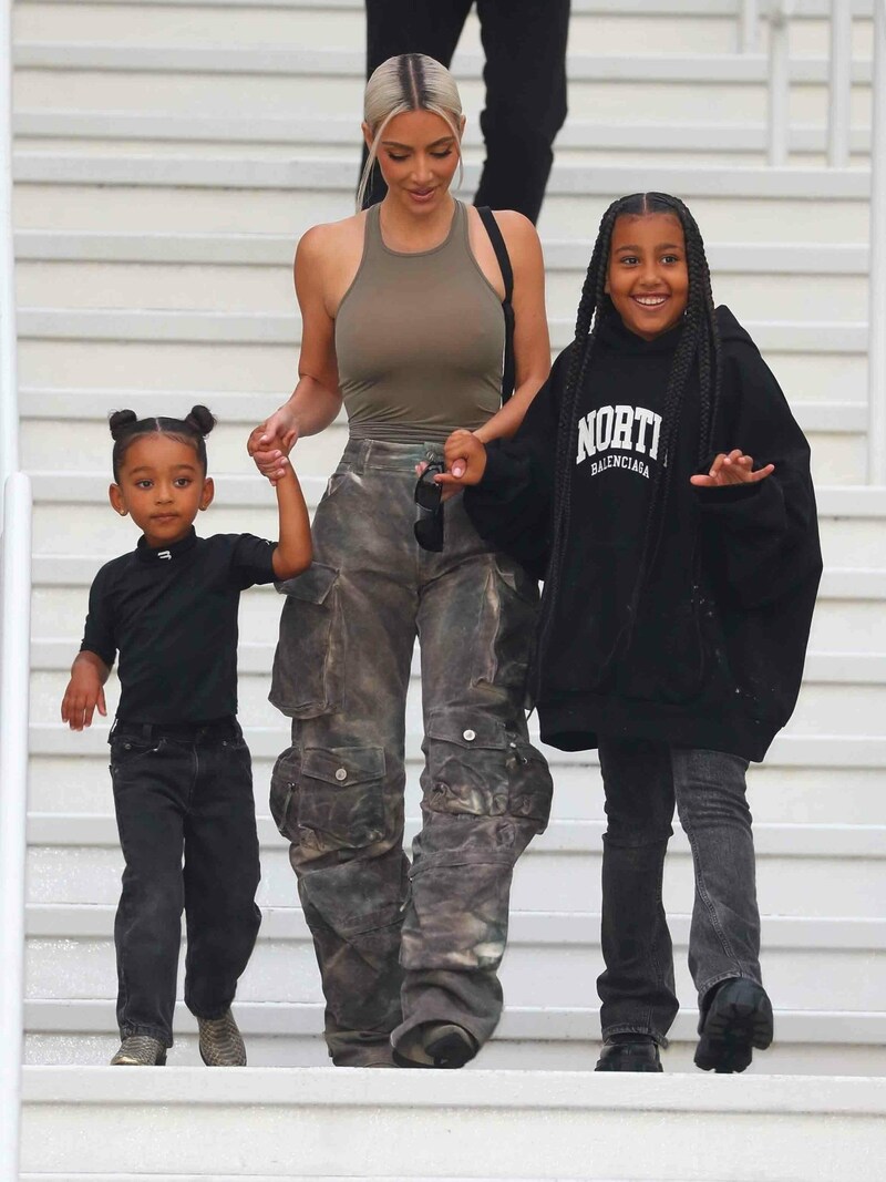 Kim Kardashian mit ihren Töchtern North West Chicago in New York (Bild: www.PPS.at)