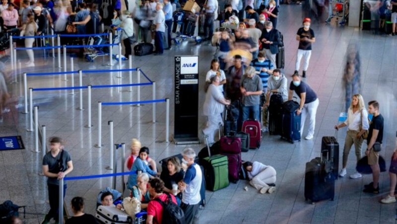 Chaos am Flughafen Frankfurt im Juli 2022 (Bild: AP Photo/Michael Probst)