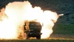 Nicht mehr als ein gepanzerter Lastwagen mit GPS-gesteuerten Raketen auf der Ladefläche: HIMARS, was für „High Mobility Artillery System“ steht (Bild: AP)