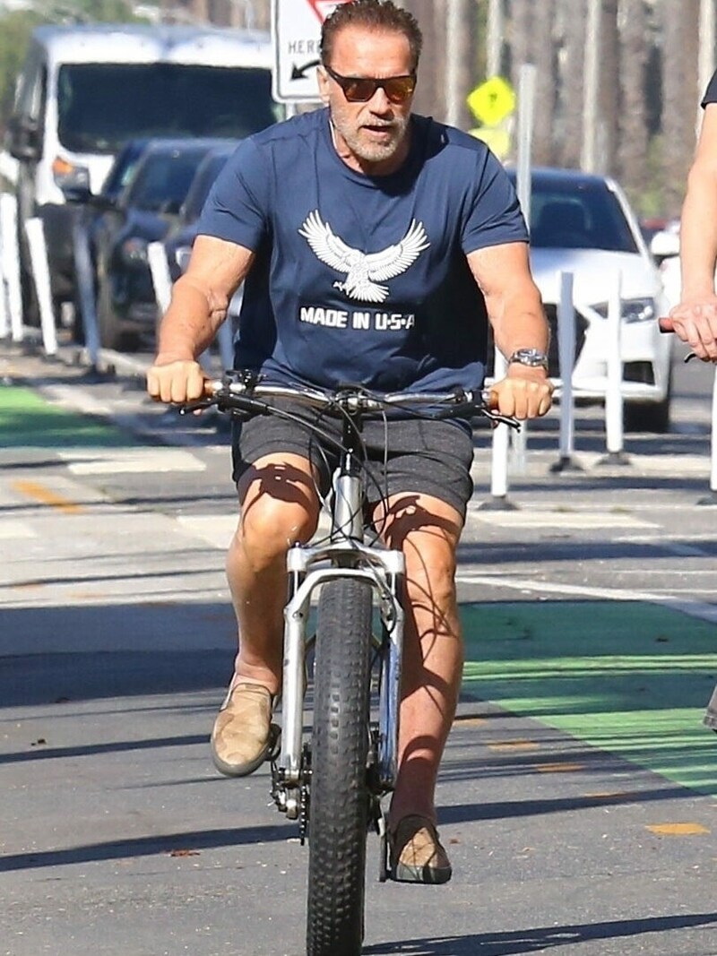 Arnold Schwarzenegger hält sich in seiner kalifornischen Heimat mit Radfahren fit. (Bild: www.PPS.at)