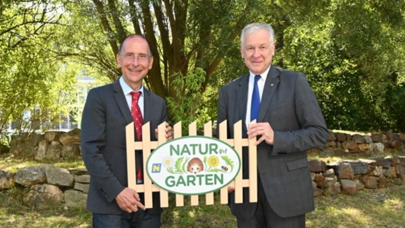 Peter Filmaier und Martin Eichtinger präsentieren die Jubiläumsstudie der Umweltbewegung „Natur im Garten“ (Bild: Natur im Garten)