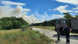 Brand in Großmittel, auch zwei Schützenpanzer sind vor Ort im Einsatz, um eine Brandschneise durch den Wald zu ziehen. (Bild: Patrick Huber)