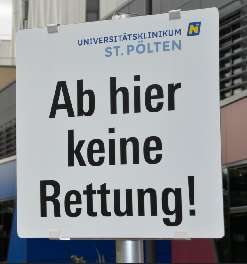 Irreführender Schriftzug vor dem Spital sorgt in St. Pölten für Verunsicherung. (Bild: zVg)