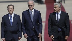US-Präsident Joe Biden (M.) wurde von Israels Präsident Isaac Herzog (li.) und Ministerpräsident Jair Lapid (re.) empfangen. (Bild: Ariel Schalit)
