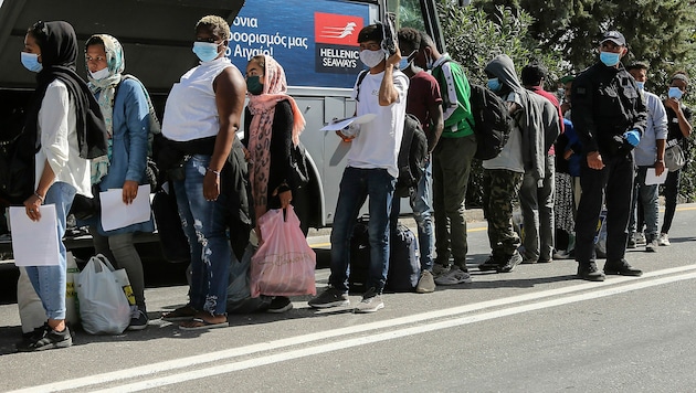 Migranten auf der griechischen Insel Lesbos (Bild: APA/AFP/Manolis LAGOUTARIS)