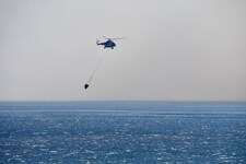 Auf Samos kamen zwei Helfer bei einem Helikopterabsturz ins Meer ums Leben. (Bild: AP)