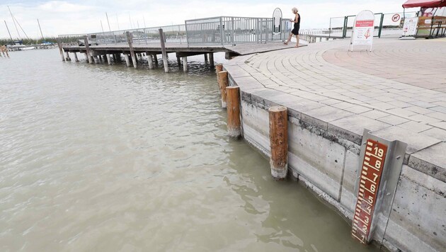 Dramatisch im Sinken befindet sich der Wasserpegel des Sees. (Bild: Reinhard Judt)