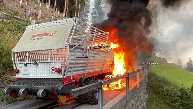 Der Heulader stand innerhalb kürzester Zeit in Flammen. (Bild: KAPO Graubünden/zVg)