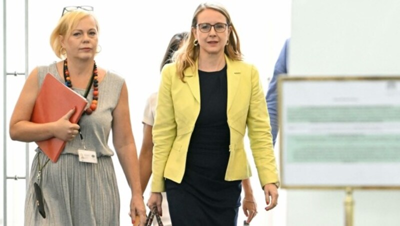 Ex-Ministerin Schramböck auf dem Weg zur Befragung im Ausschuss (Bild: APA/HELMUT FOHRINGER)