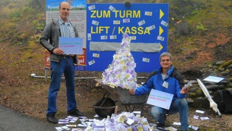 Der Bau des neuen Aussichtsturms am Pyramidenkogel sorgte für heftige Kritik und Protestaktionen. (Bild: Gerlinde Schager)