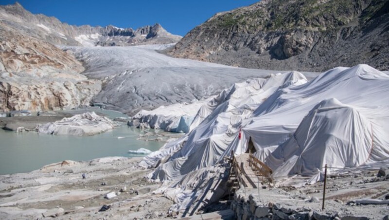 Der Gletscher nahe dem Furkapass in der Schweiz wird mit Planen vor der Hitze bewahrt. (Bild: ' KEYSTONE / URS FLUEELER)