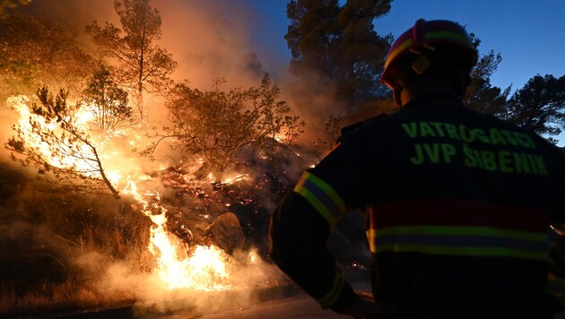 In Croatia, firefighters are battling several forest fires (archive image) (Bild: Associated Press)