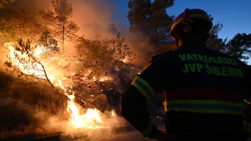 Ein Waldbrand in Kroatien  (Bild: Associated Press)