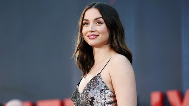 Ana de Armas besucht die „The Gray Man“-Premiere in Los Angeles im TCL Chinese Theatre. (Bild: APA/ Emma McIntyre/Getty Images for Netflix/AFP)