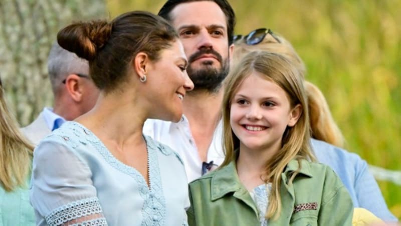 Kronprinzessin Victoria und Prinzessin Estelle beim Konzert von Jill Johnson bei den „Solliden Sessions“. (Bild: Jonas Ekströmer / TT News Agency / picturedesk.com)