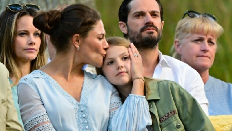 Kronprinzessin Victoria drückt Prinzessin Estelle einen Kuss auf die Stirn. (Bild: Jonas Ekströmer / TT News Agency / picturedesk.com)