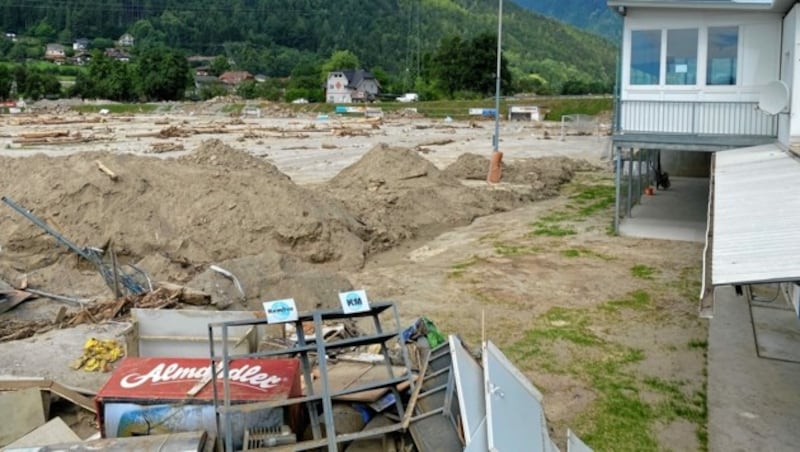 Der gesamte Sportplatz von Treffen ist nach wie vor von Geröllmassen bedeckt. (Bild: Schwab Alexander)