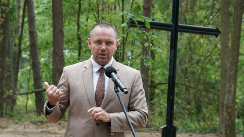 IPN-Chef Karol Nawrocki im Rahmen einer Pressekonferenz im Bialucki-Wald, wo die Asche der Nazi-Opfer gefunden wurde (Bild: AFP/Janek Skarzynski)