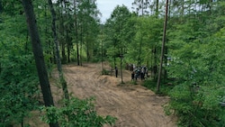 In diesem Waldgebiet in Ilowo-Osada nahe dem ehemaligen Konzentrationslager Soldau wurde die Asche von 8000 Nazi-Opfern gefunden. (Bild: AFP/Janek Skarzynski)
