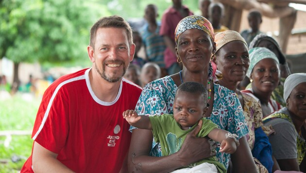 Gabriel Müller besuchte in Ghana Patienten, die in der neuen Familienklinik künftig ärztliche Hilfe erhalten sollen. Bei der Umsetzung zählt jede Unterstützung. (Bild: Zoran Dobric)